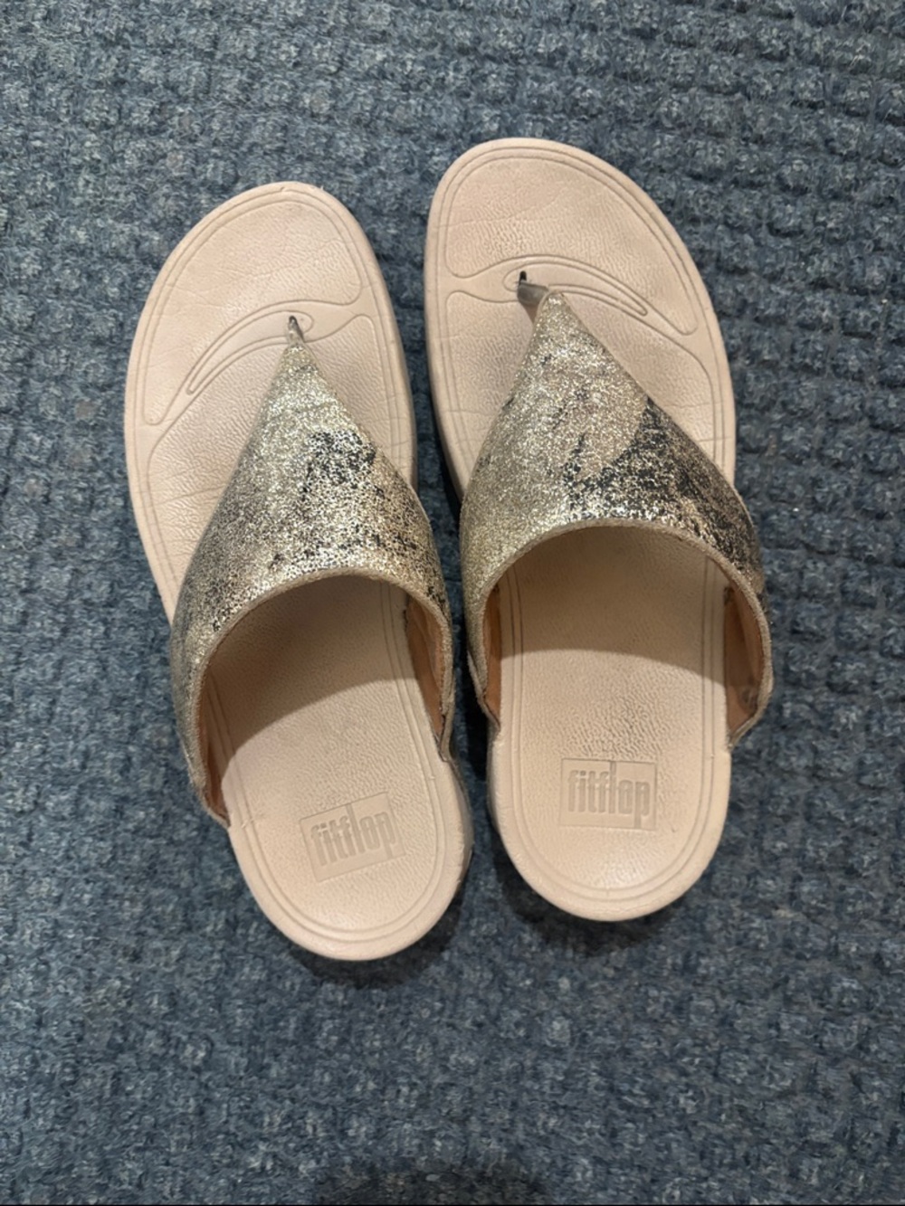 FitFlop Womens Glitter Toe-Loop Sandals in Light Beige and Gold
